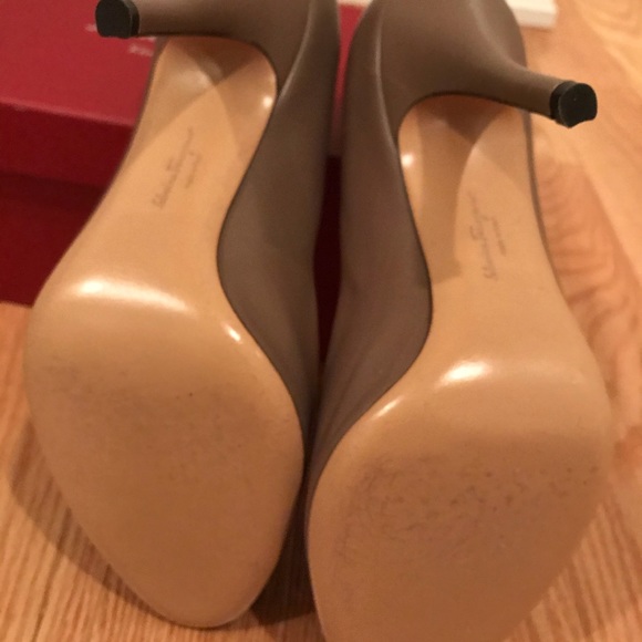 Ferragamo Bayan Elephant Calf Leather Pumps. 10B - Picture 5 of 8